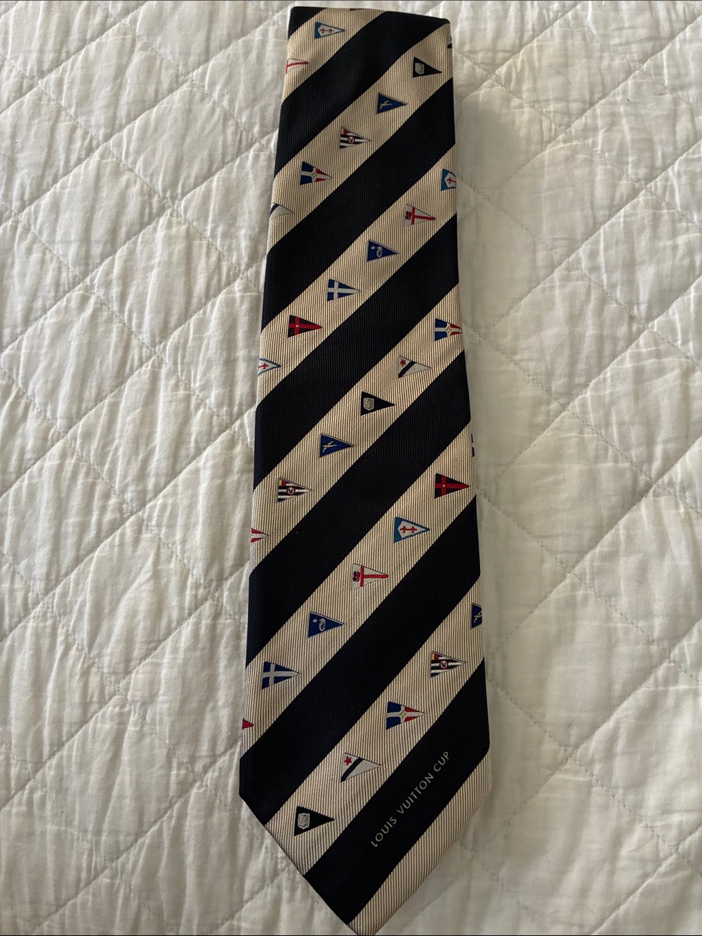 LOUIS VUITTON AMERICAS CUP
Flag Logo Stripe Pattern 100% Silk
Tie Cravatte Italy